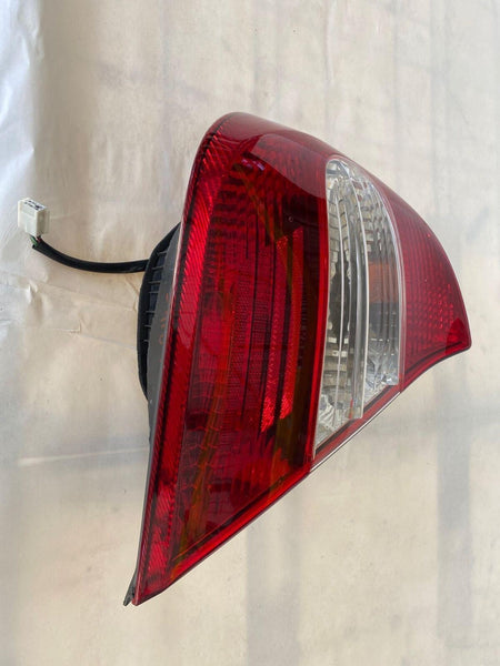 2002 - 2004 TOYOTA CAMRY XLE Sedan Tail Light Assembly Left Driver Side LH T